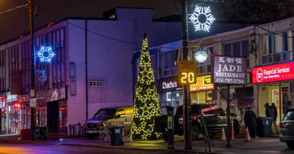 Plaza Christmas tree: Illuminated tree with festive street decorations